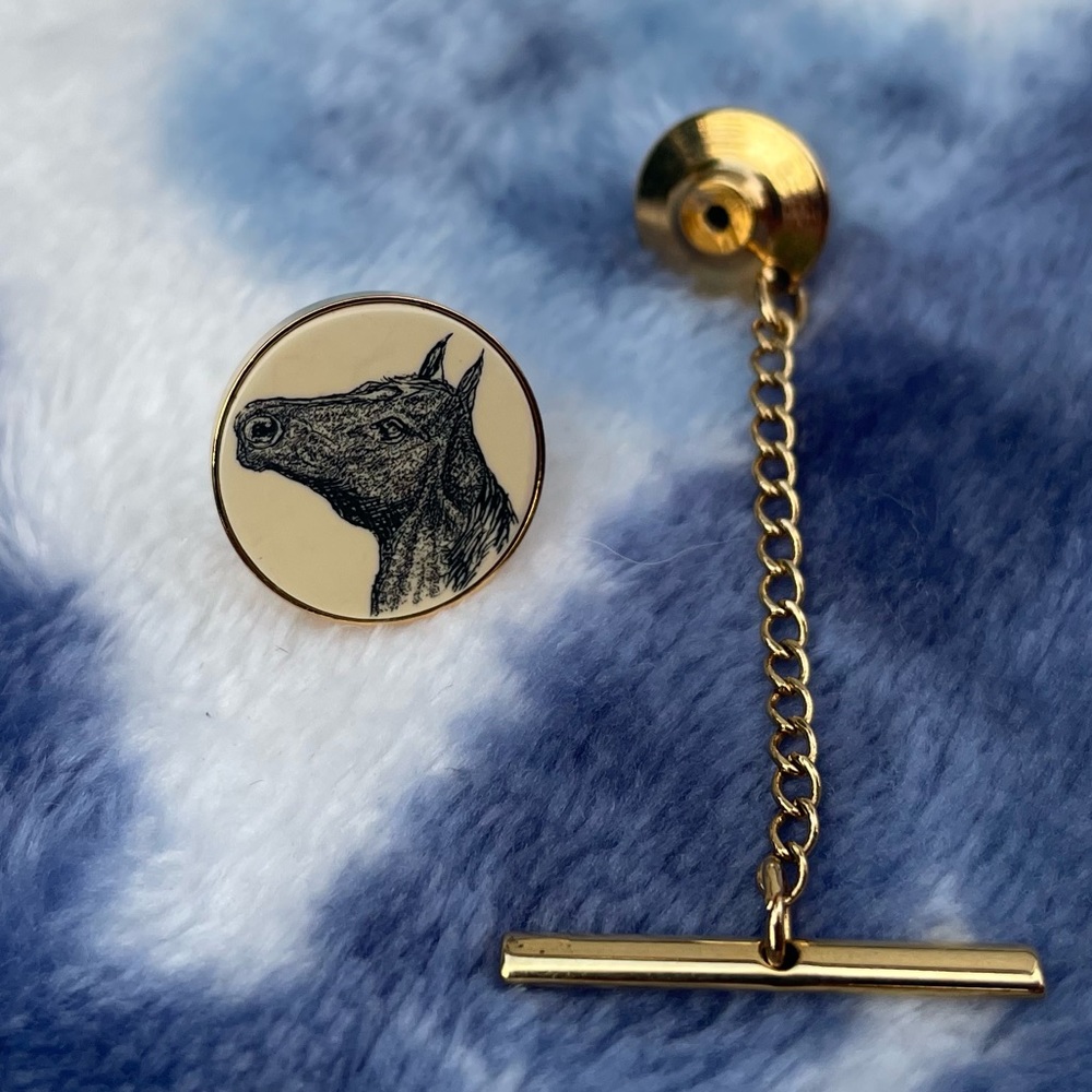 Rare Vintage Scrimshaw Style Barlow Brand Gold Tone Tie Tack with Horse Head